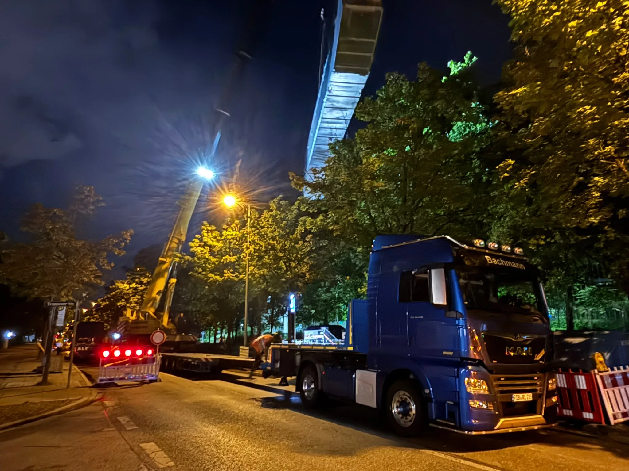 Demontax Kran und LKW bei nächtlicher Verladung