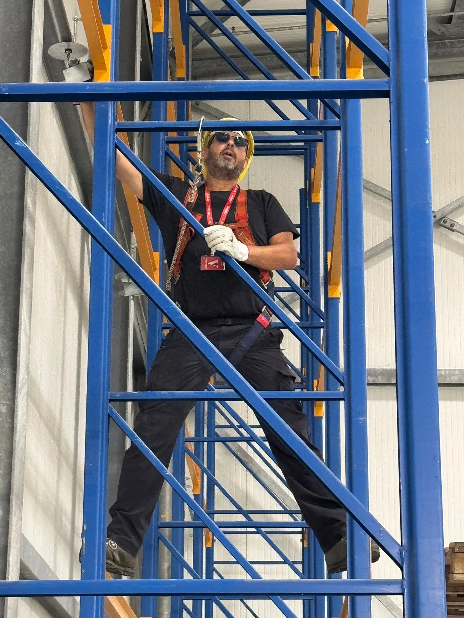 Monteur bei der Regal-Demontage in einem Hochregal in der Lagerhalle